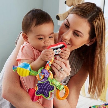Lamaze Αισθητηριακό Παιχνίδι Clip & Go "Κομπος Δραστηριοτήτων"